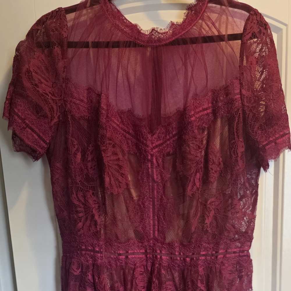 Elegant Flowy Lace Midi Dress in Deep Berry - Picture 4 of 6